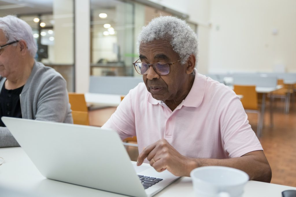 Inclusão digital de verdade não se faz só com internet, e o governo precisa entender isso