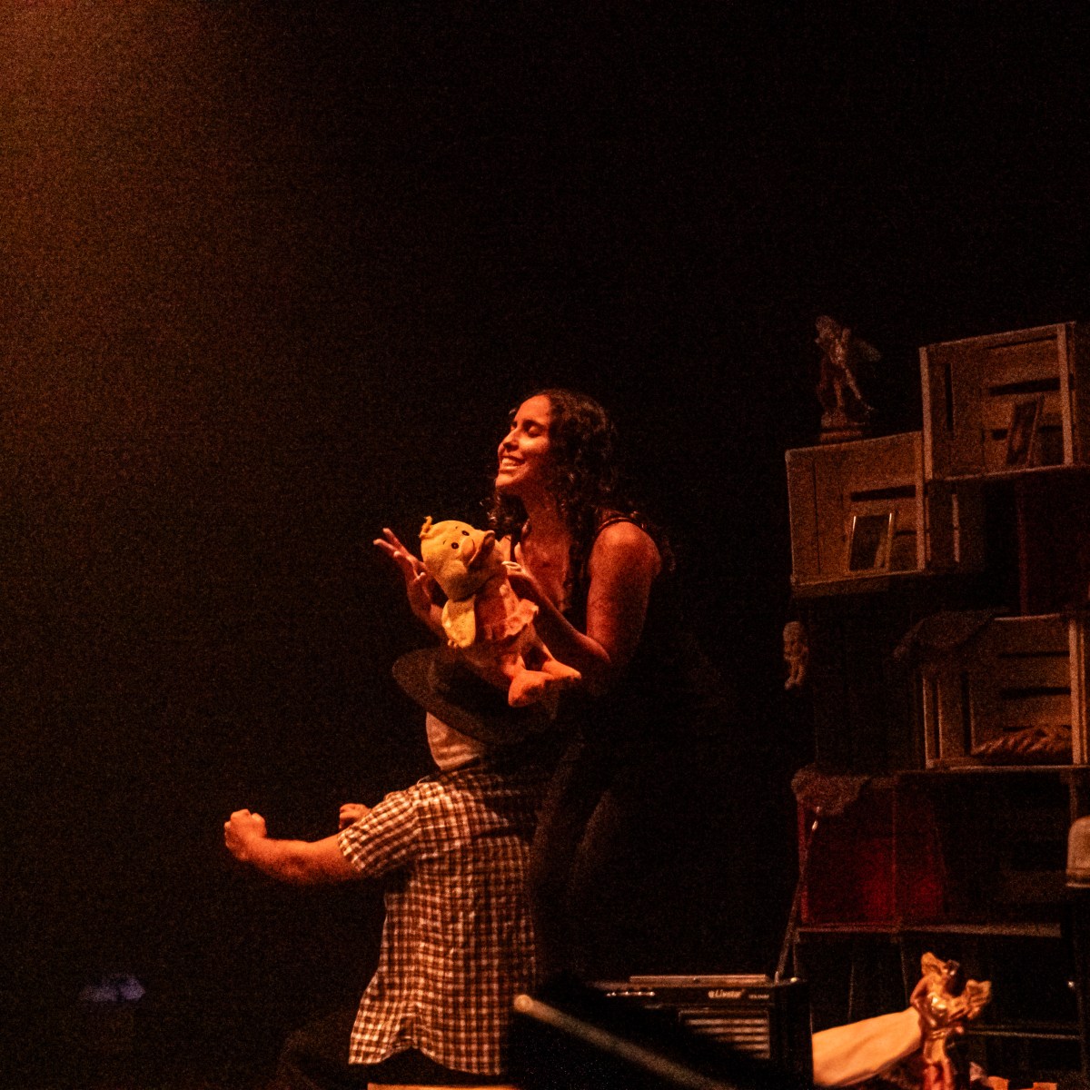 Programação de férias do Teatro Sesc traz espetáculo ‘Entrelinhas’ com coletivo&nbsp;pluricultural