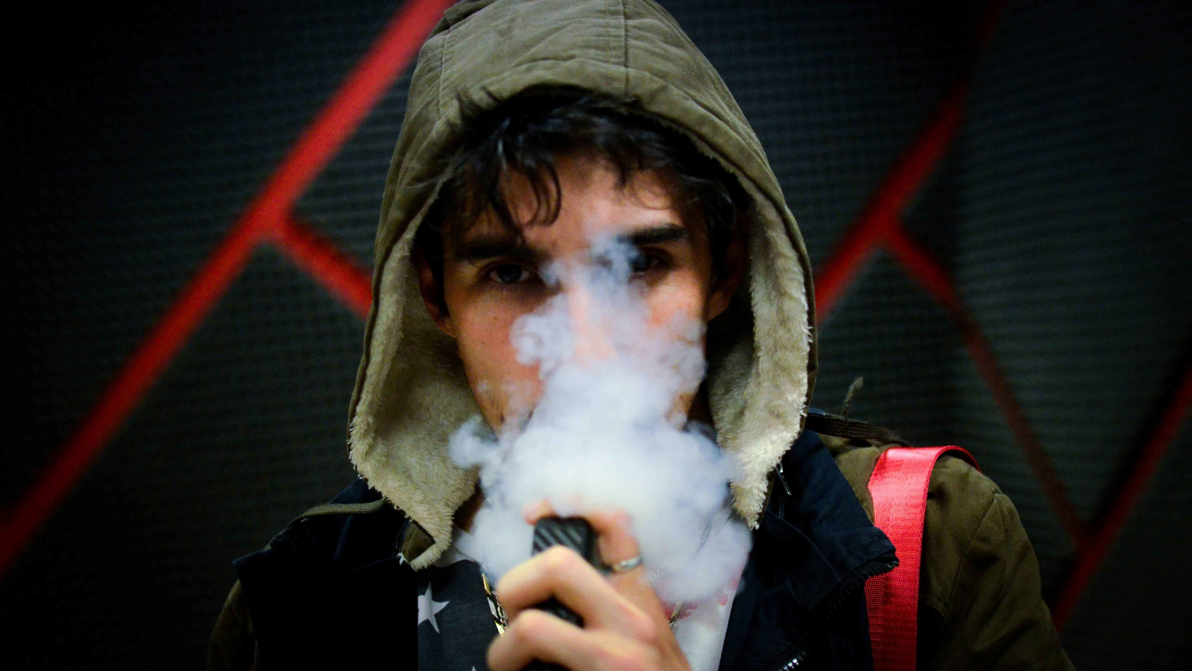 Uso de cigarro eletrônico por adolescentes está associado a solidão, uso de álcool e influência social