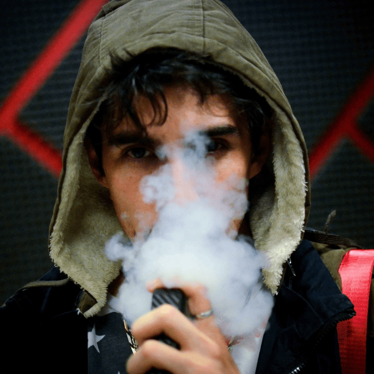 Uso de cigarro eletrônico por adolescentes está associado a solidão, uso de álcool e influência&nbsp;social