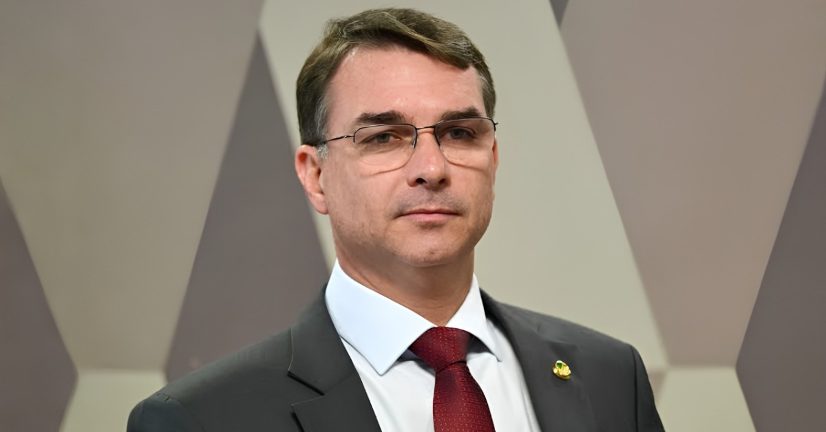 Justiça nega indenização a Flávio Bolsonaro por xingamentos em rede social