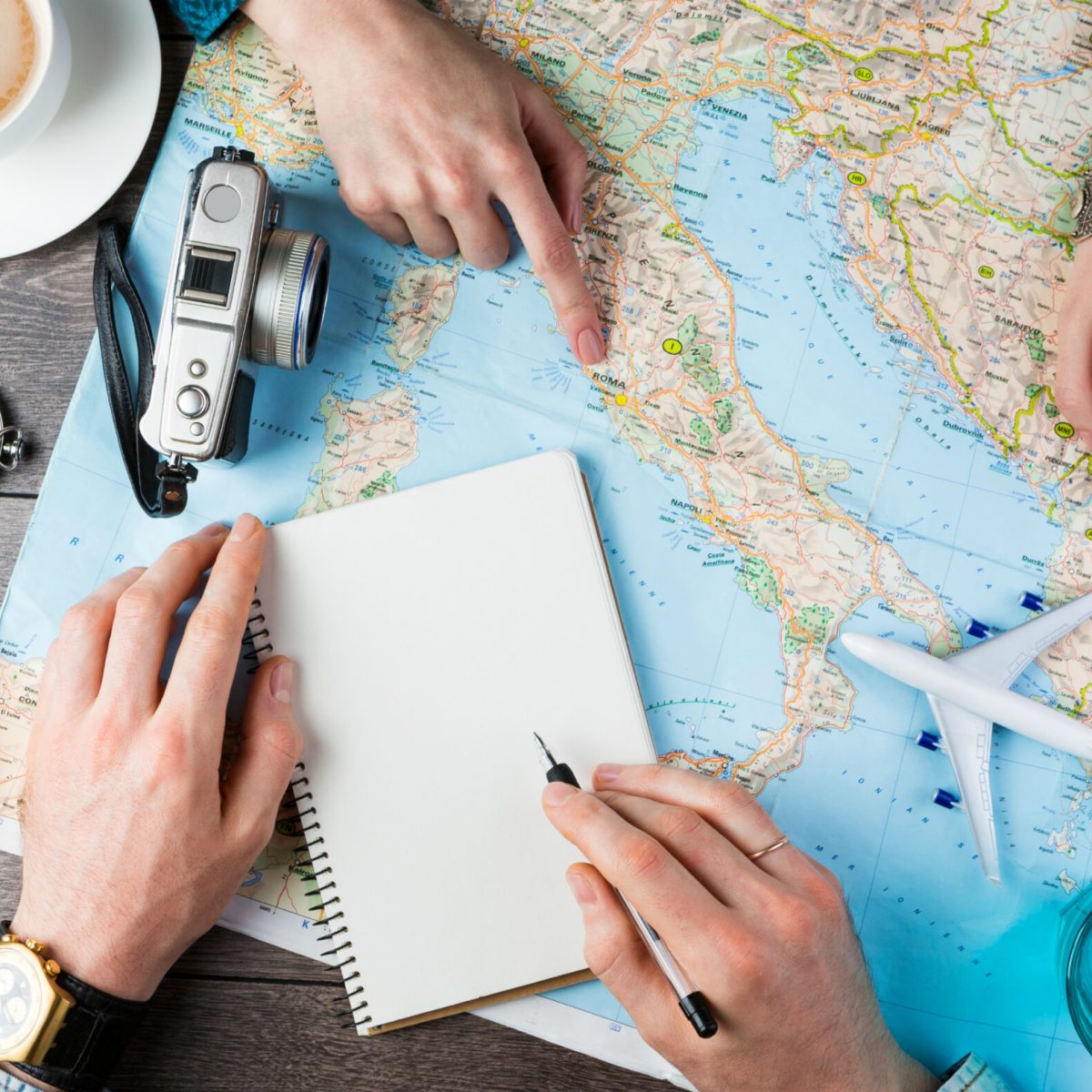 Viagem ou contas em dia? Férias exigem planejamento para evitar dívidas 