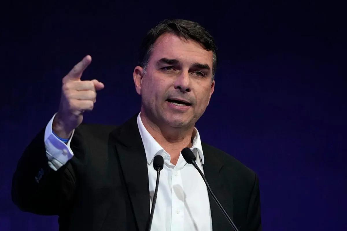 Polícia Federal apura se Flávio Bolsonaro deixou o país rumo aos EUA após ordem judicial