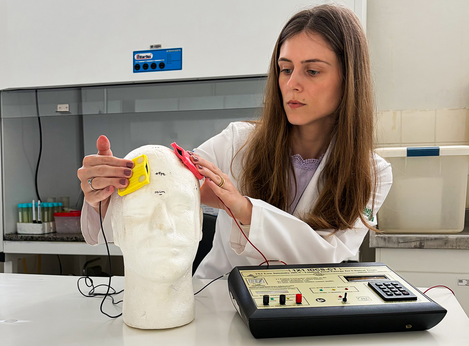 Estimulação cerebral aliada à educação nutricional reduz desejo por comida em mulheres com obesidade